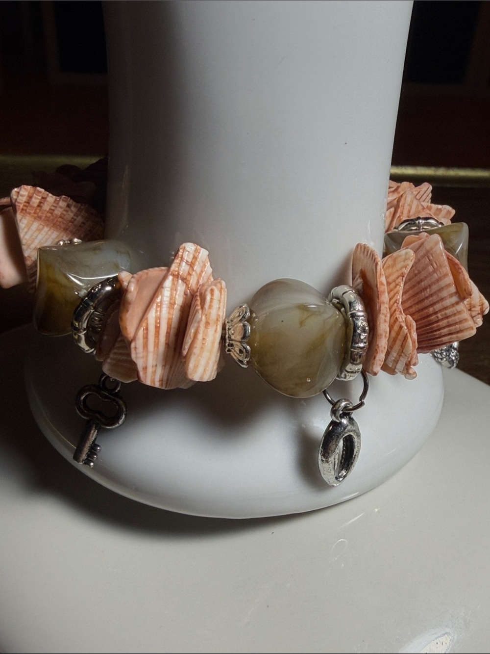 Vintage stretch boho-style bracelet. Pink shells, brown stones, pendants